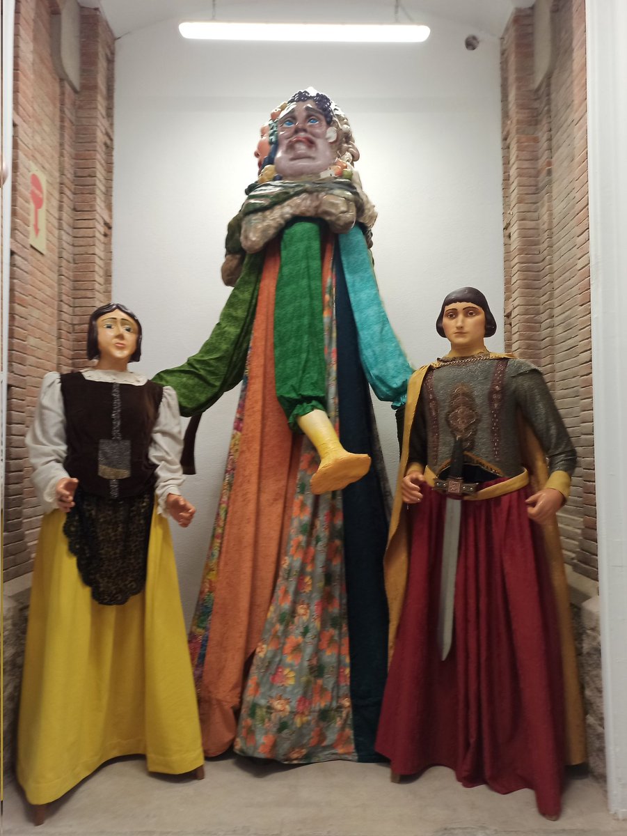 FerreresMaria's tweet photo. Un dia més pensant, refent i buscant la idea que ens identifiqui i faci vibrar les trobades de la Colla Gegantera i la gent del nostre #Cardedeu seguim! #somcardedeu #somgegants #gegantadamarcellenca https://t.co/KnYdtZNM9i