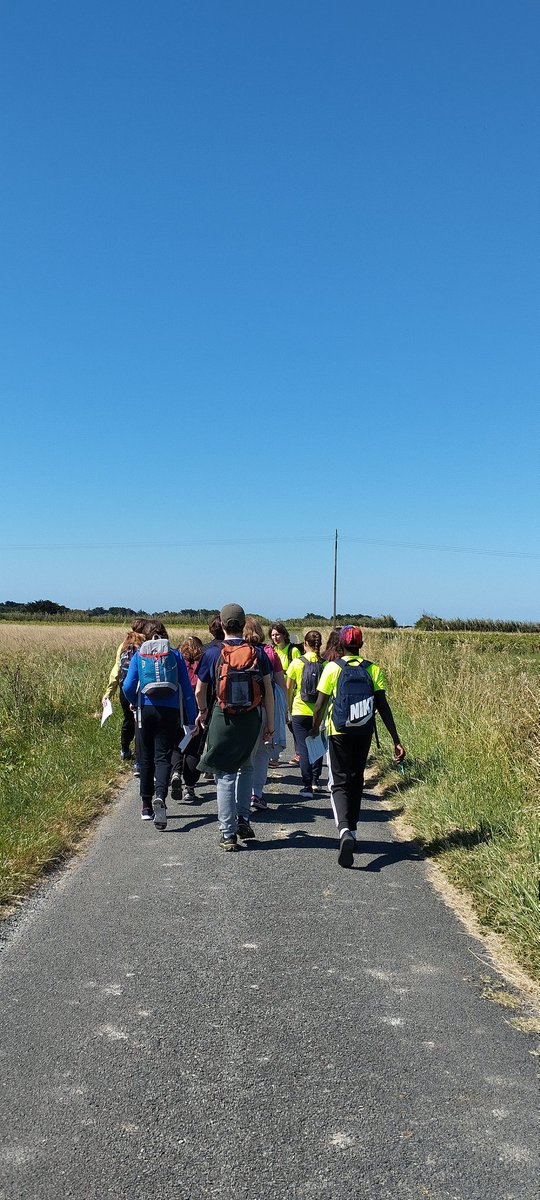 ManonMchdPpin's tweet photo. Très belle journée ☀️ sur l'île d'Oléron pour conclure une superbe année. La rando de 11kms nous a permis de découvrir les charmes de l'île. Pas sûr que tout le monde aurait été capable de le faire en début d'année ? Merci Mme Girault @rostand79 @profeps16 #ASSportSanté @DSDEN79 https://t.co/9o9YV7wjZI