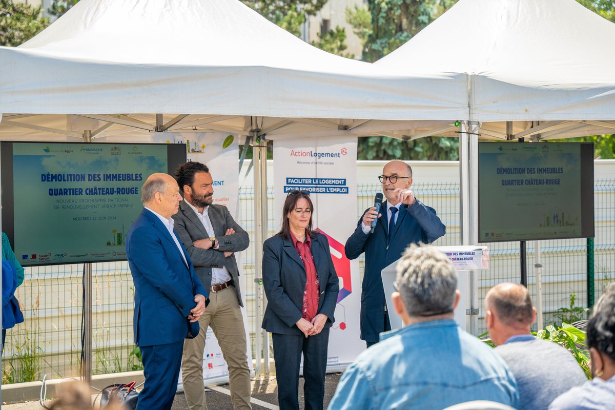 ChVerdonnet's tweet photo. La transformation urbaine à Annemasse continue. Le quartier de Château-Rouge se réinvente en écoquartier. La démolition des deux dernières barres d'immeubles des années 50 a commencé aujourd'hui. De nombreux habitants ont fait le déplacement. https://t.co/wghWxd619q