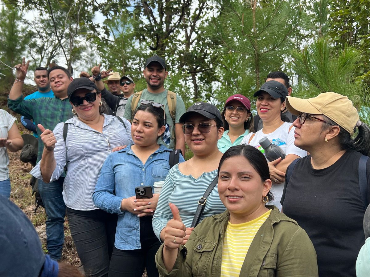 AduanasHonduras's tweet photo. 1/3 🌳 Aduanas Honduras, siembra esperanza para el futuro.

Por segundo año consecutivo 200 colaboradores se sumaron a la reforestación de 400 árboles de Encino y Roble en el Refugio de Vida Silvestre Suyapa, Luis Hernán Baca Valladares, MERO, en las faldas del cerro Triquilapa. https://t.co/U6ZsPFRzs2