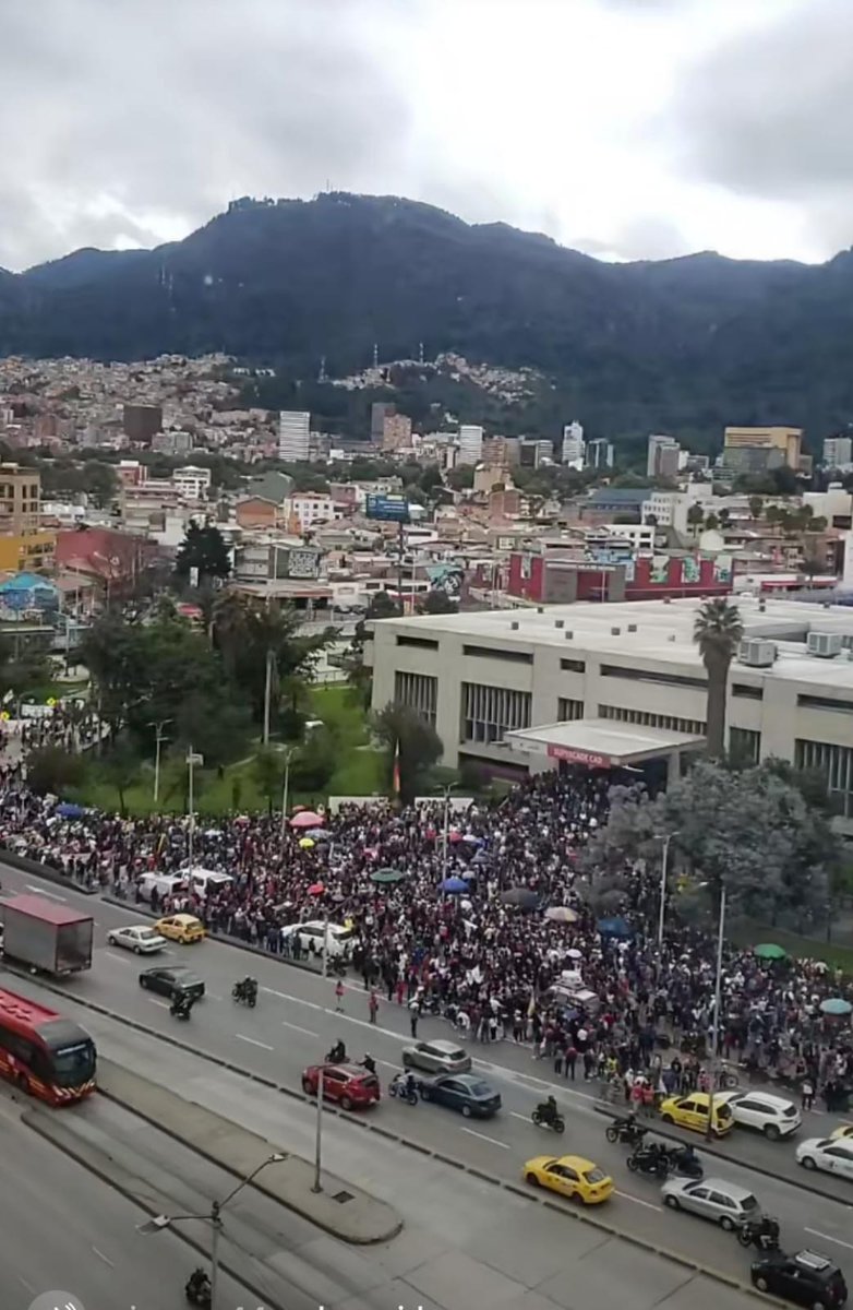 THazbleidy's tweet photo. A la hora protestas en Bogota, frente al supercade de la Cra  30  afectación vial sur a norte tome otras rutas https://t.co/XrZ9g8D8oj