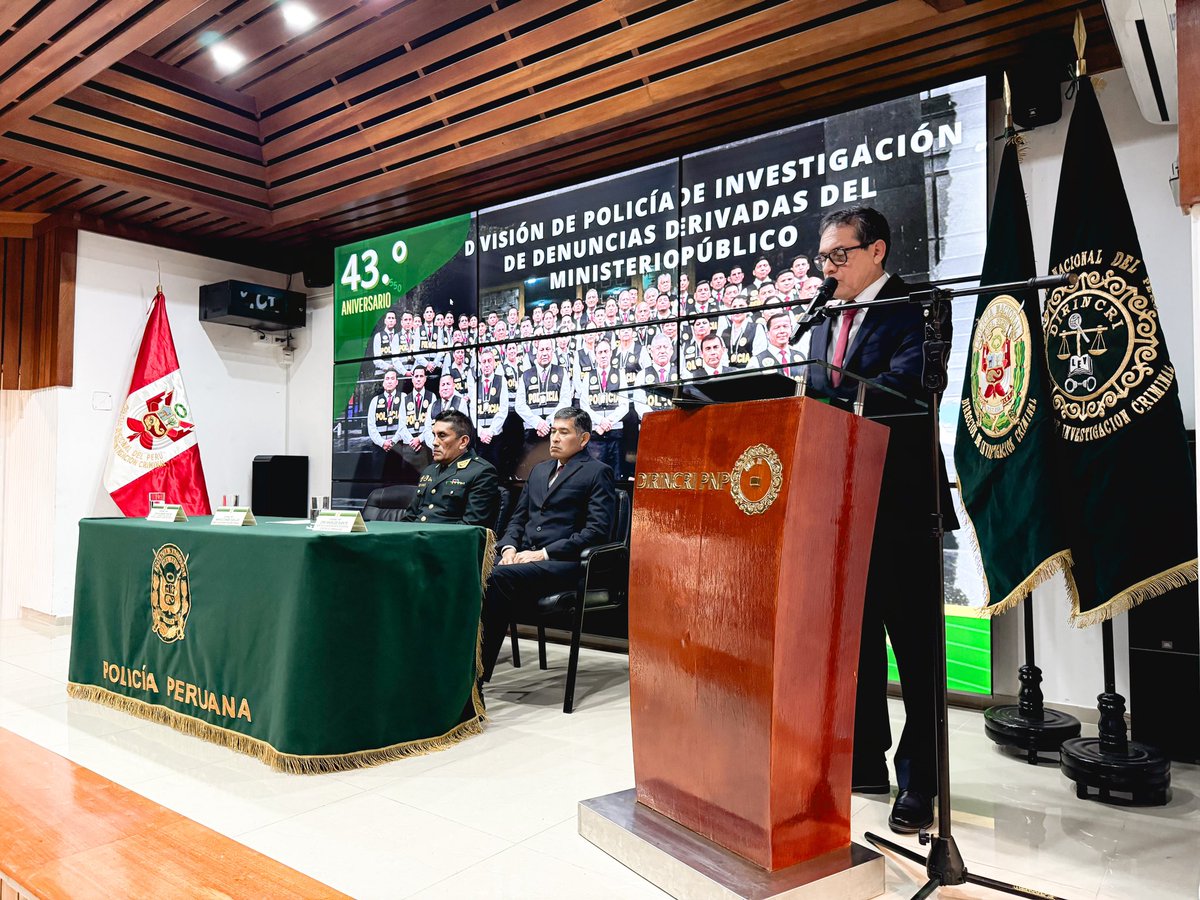 DirincriPNP's tweet photo. #12Junio 📸 | En una ceremonia significativa por el 43.º aniversario de creación institucional de la División de Policía de Investigación de Denuncias Derivadas del Ministerio Público de la #DirincriPNP, se felicitó a los valerosos pesquisas por el trabajo que desempeñan. 👏 https://t.co/GsJNBi67bT