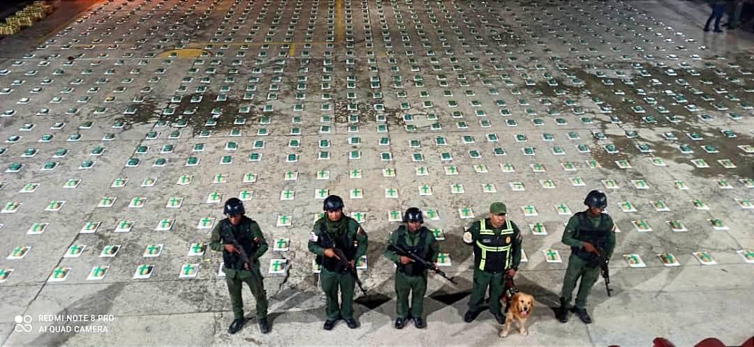 PaezCabreraGNB's tweet photo. @dhernandezlarez @REDI_ORIENTAL5 @venezuelaazul10 @NicolasMaduro @PresidencialVen @delcyrodriguezv @Mippcivzla @vladimirpadrino @PrensaFANB @TVFANB @VTVcanal8 @teleSURtv @CEOFANBVE La #FANB se mantiene en su máximo despliegue operacional en todo el territorio para brindar seguridad a la Ciudadanía y defender nuestra Soberanía.

#Venezuela tiene quién la defienda! 
No sé equivoquen!

Comando Nacional Antidrogas 
#GNB Somos Garantes de la Paz y el Orden! https://t.co/yzgE2eWYst