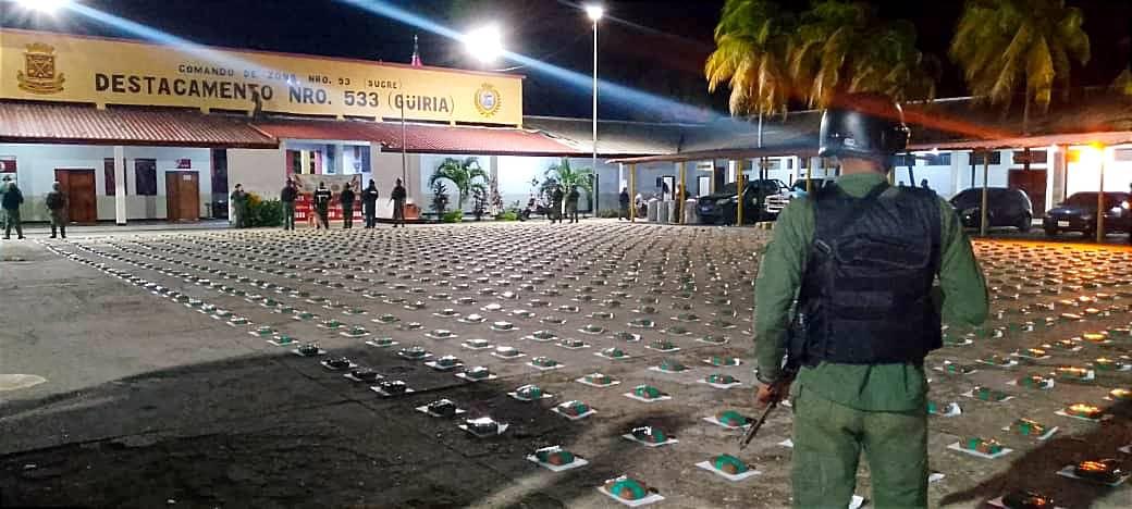 <a href="/dhernandezlarez/">GJ. Domingo Hernández Lárez</a> <a href="/REDI_ORIENTAL5/">@REDI_ORIENTAL5</a> <a href="/venezuelaazul10/">REDIMAIN</a> <a href="/NicolasMaduro/">Nicolás Maduro</a> <a href="/PresidencialVen/">Prensa Presidencial</a> <a href="/delcyrodriguezv/">Delcy Rodríguez</a> <a href="/Mippcivzla/">mippci</a> <a href="/vladimirpadrino/">Vladimir Padrino L.</a> <a href="/PrensaFANB/">mindefensa_ve</a> <a href="/TVFANB/">TVFANB PLUS</a> <a href="/VTVcanal8/">VTV CANAL 8</a> <a href="/teleSURtv/">teleSUR TV</a> <a href="/CEOFANBVE/">CEOFANB</a> La #FANB se mantiene en su máximo despliegue operacional en todo el territorio para brindar seguridad a la Ciudadanía y defender nuestra Soberanía.

#Venezuela tiene quién la defienda! 
No sé equivoquen!

Comando Nacional Antidrogas 
#GNB Somos Garantes de la Paz y el Orden!