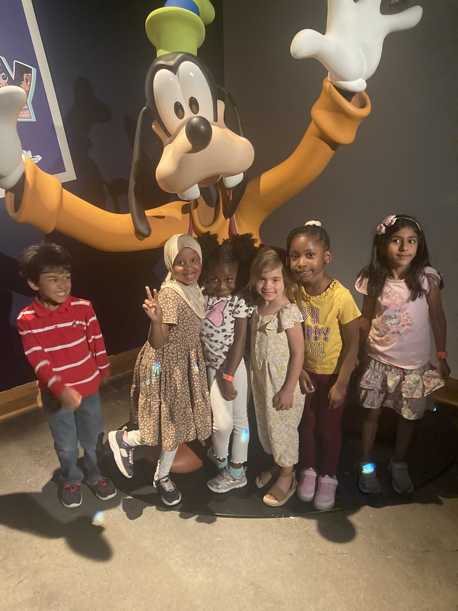 Field trip day! Enjoying the Disney exhibit at Union Station. Kindergarten first field trip What a great way to celebrate my birthday today! <a href="/ToppingBulldogs/">Topping Elementary</a>