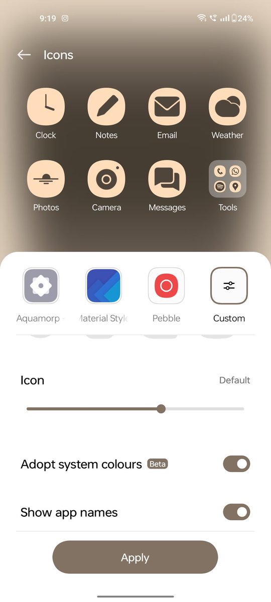 ShammasKavi's tweet photo. Hey apple fanboys, I would like to see your iOS 18 do this.
 That's right, decrease your icon size for me ! https://t.co/THdAFHFQ9n