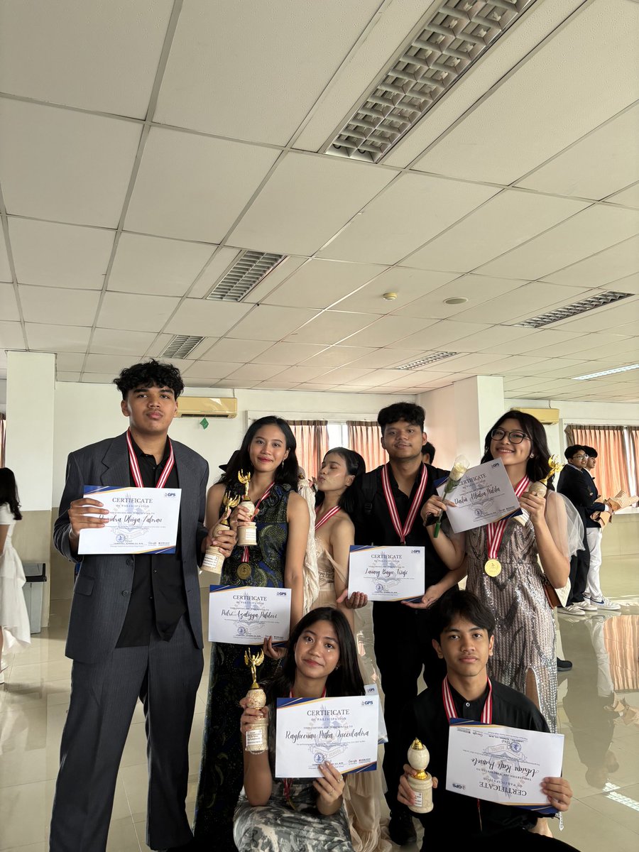 azalelah's tweet photo. Hari terakhir jadi anak kelas 11 🥺 https://t.co/Ig88nn5SB7