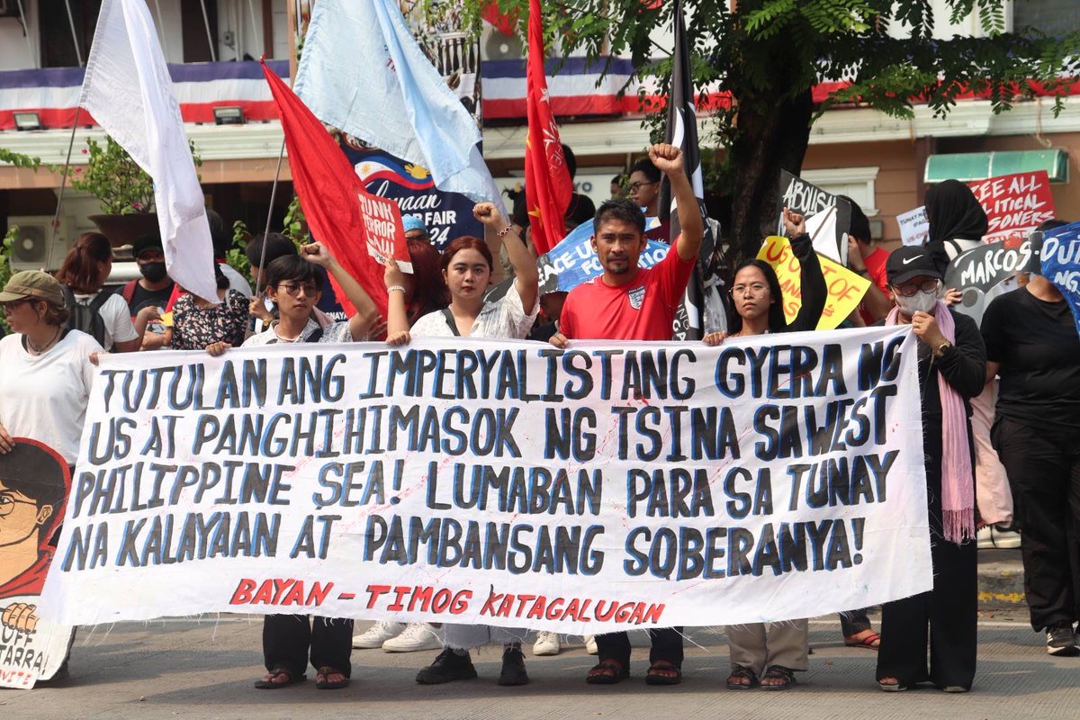 Araw ng kalayaan raw?

Pero walang kalayaan ang mga mamamayang Pilipino na ipaglaban anh kanilang karapatan?

Ang nakikita niyo sa litrato na may hawak na banner ay lima (5) pa lamang sa halos siyam (9) na lider aktibista sa probinsya pa lamang ng kabite na under attack.