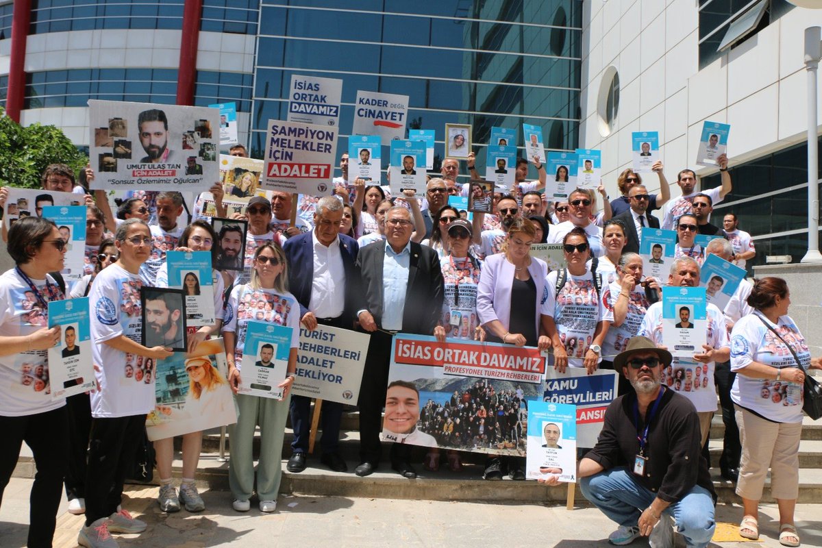 nurtentan2001's tweet photo. Yine geldik yine gördük sizi aldığımız o kum yığınını çıkmışlar utanmadan katil diyormusuz herseyi kaliteli yapmişlar.yani neredeyse çocuklarımızı suclayacaklar otelin yıkılmasından sizde şeref namus yokmu vicdanszlar
Adalet icin burdayız 
#isiasortakdavamız
#isiasolasıkast https://t.co/19Kg2op5uZ