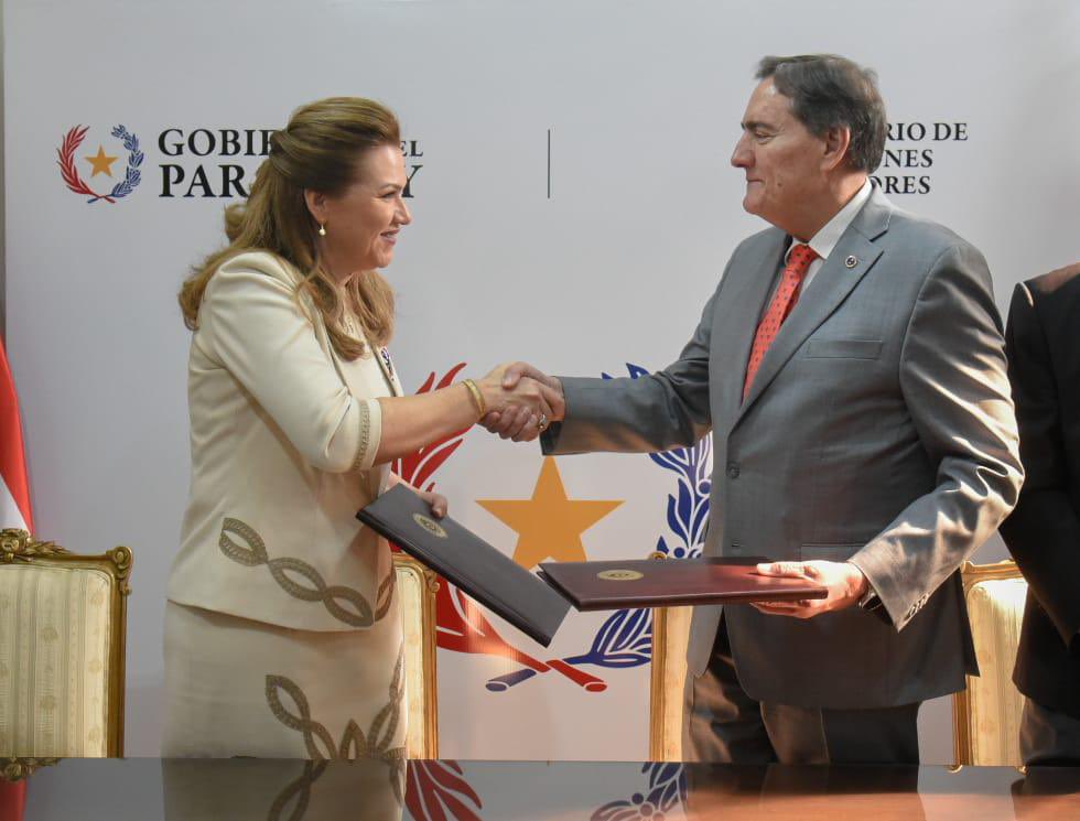 DirOPSPAHO's tweet photo. Junto a la ministra @mariatbaran, al embajador Víctor Verdún Bitar y a nuestro representante Marcelo Korc firmé la nueva Estrategia de Cooperación con el País, el marco que guiará nuestro trabajo para fortalecer la salud en #Paraguay 🇵🇾 por los próximos 4 años. 

@mreparaguay https://t.co/iUmLu2YPBN