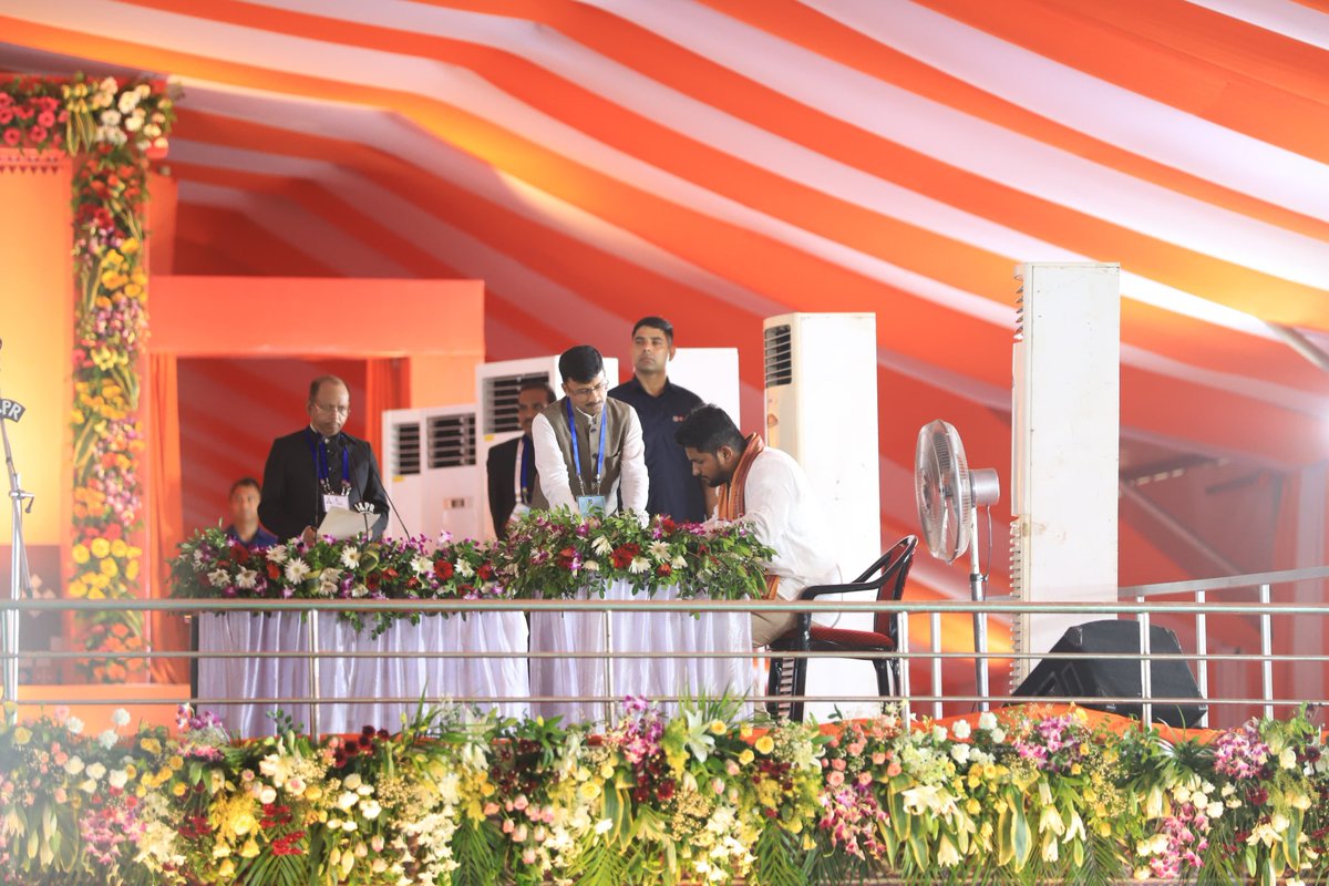 suryabanshibjp's tweet photo. ମୋ ଉପରେ ଆସ୍ଥା ପ୍ରକଟ କରି ମୋ ରାଜ୍ୟର ଏକ ନୂତନ ଦାୟିତ୍ୱ ଦେଇଥିବାରୁ ମୁଁ ଯଶସ୍ୱୀ ପ୍ରଧାନମନ୍ତ୍ରୀ ଶ୍ରୀ @narendramodi ଜୀ, ମାନନୀୟ କେନ୍ଦ୍ରମନ୍ତ୍ରୀ ଶ୍ରୀ @dpradhanbjp ମହୋଦୟ, ରାଜ୍ୟ ସଭାପତି ଶ୍ରୀଯୁକ୍ତ @SamalManmohan7 ମହୋଦୟ ଏବଂ କେନ୍ଦ୍ର ତଥା ରାଜ୍ୟ ବିଜେପିର ସମସ୍ତ ନେତୃମଣ୍ଡଳୀଙ୍କୁ ମୋର କୃତଜ୍ଞତା ଜ୍ଞାପନ କରୁଛି । ମୋର ପ୍ରିୟ ଧାମନଗରବାସୀଙ୍କୁ ମଧ୍ୟ ଧନ୍ୟବାଦ ଜଣାଉଛି, ଆପଣମାନଙ୍କ ଆଶୀର୍ବାଦ ପାଇଁ ହିଁ ଆଜି ମୁଁ ଏହି ନୂଆ ଦାୟିତ୍ୱର ଅଧିକାରୀ ହୋଇପାରିଛି । ମହାପ୍ରଭୁ ଶ୍ରୀ ଜଗନ୍ନାଥଙ୍କ ନିକଟରେ ଗୁହାରି ମୁଁ ମୋ ଓଡ଼ିଶାର ସ୍ୱାର୍ଥ ପାଇଁ ଏହି ସବୁ ଦାୟିତ୍ୱକୁ ସୁଚାରୁ ରୂପେ ପାଳନ କରେ 🙏