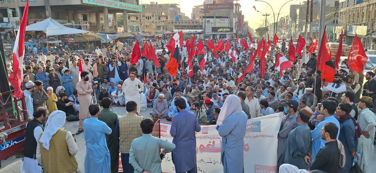 AsgharAchakzaii's tweet photo. د پښتون ملتپالو ګوندونو #NDM #ANP #PKNAP له لورې د چمن پرلت دمطالباتو په ملاتړکې ننئ عظیم الشان احتجاجی جلوس اوباچاخان چوک کوټه جلسہ عام
د ملتپالو په ننګ،وطن،قام ميئن مشرانو،ذمه دارانو،ګرانوملگرواو کوټه ښارقام دوست وطن دوست ښاریانو په ګڼ شمیرګډون یو جهان مننه 
🌹🙏سلام صدسلام🙏🌹 https://t.co/3k5xfVkBio