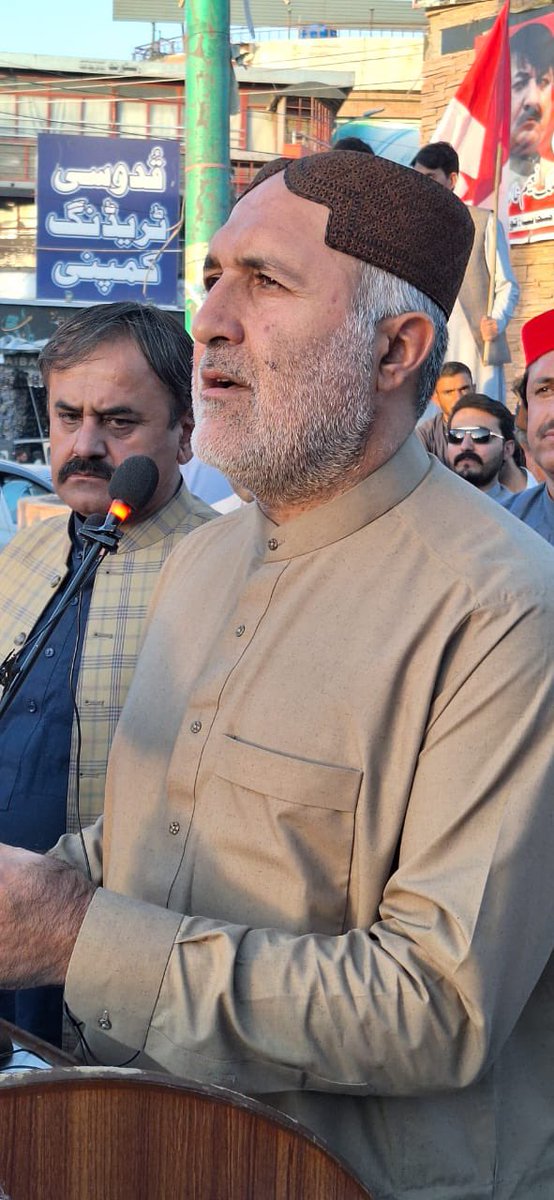 AsgharAchakzaii's tweet photo. د پښتون ملتپالو ګوندونو #NDM #ANP #PKNAP له لورې د چمن پرلت دمطالباتو په ملاتړکې ننئ عظیم الشان احتجاجی جلوس اوباچاخان چوک کوټه جلسہ عام
د ملتپالو په ننګ،وطن،قام ميئن مشرانو،ذمه دارانو،ګرانوملگرواو کوټه ښارقام دوست وطن دوست ښاریانو په ګڼ شمیرګډون یو جهان مننه 
🌹🙏سلام صدسلام🙏🌹 https://t.co/3k5xfVkBio