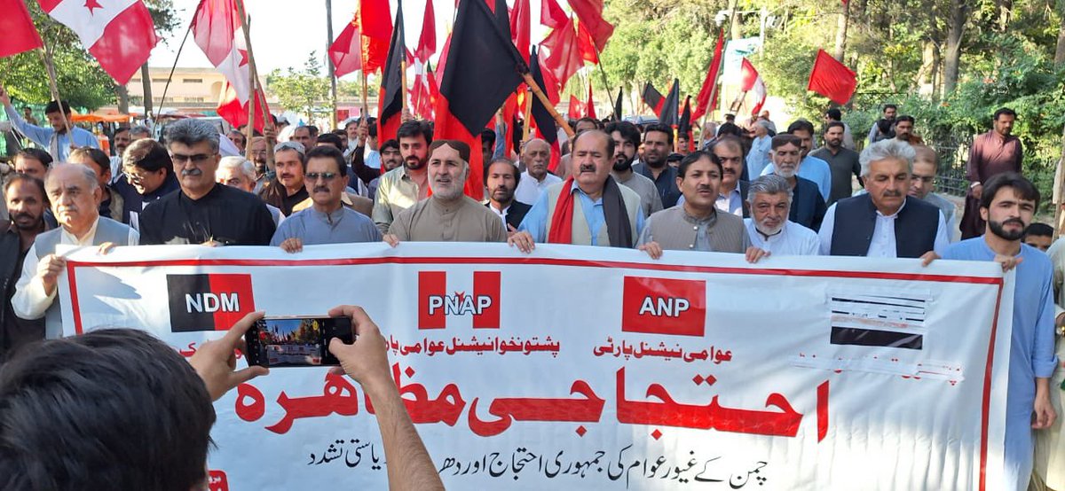 AsgharAchakzaii's tweet photo. د پښتون ملتپالو ګوندونو #NDM #ANP #PKNAP له لورې د چمن پرلت دمطالباتو په ملاتړکې ننئ عظیم الشان احتجاجی جلوس اوباچاخان چوک کوټه جلسہ عام
د ملتپالو په ننګ،وطن،قام ميئن مشرانو،ذمه دارانو،ګرانوملگرواو کوټه ښارقام دوست وطن دوست ښاریانو په ګڼ شمیرګډون یو جهان مننه 
🌹🙏سلام صدسلام🙏🌹 https://t.co/3k5xfVkBio