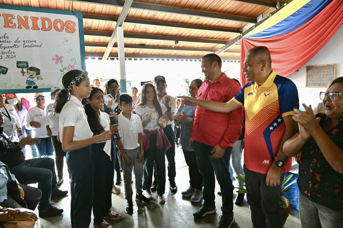 amarcanopsuv's tweet photo. Seguimos en CAICARA!!! 
Atendiendo nuestros niños y niñas de las diferentes instituciones educativas y llevándoles el mensaje de esperanza que les envía  el Presidente @NicolasMaduro porque La Esperanza Está En La Calle . Voluntad y Trabajo para seguir venciendo . https://t.co/tD8WUMiNgM