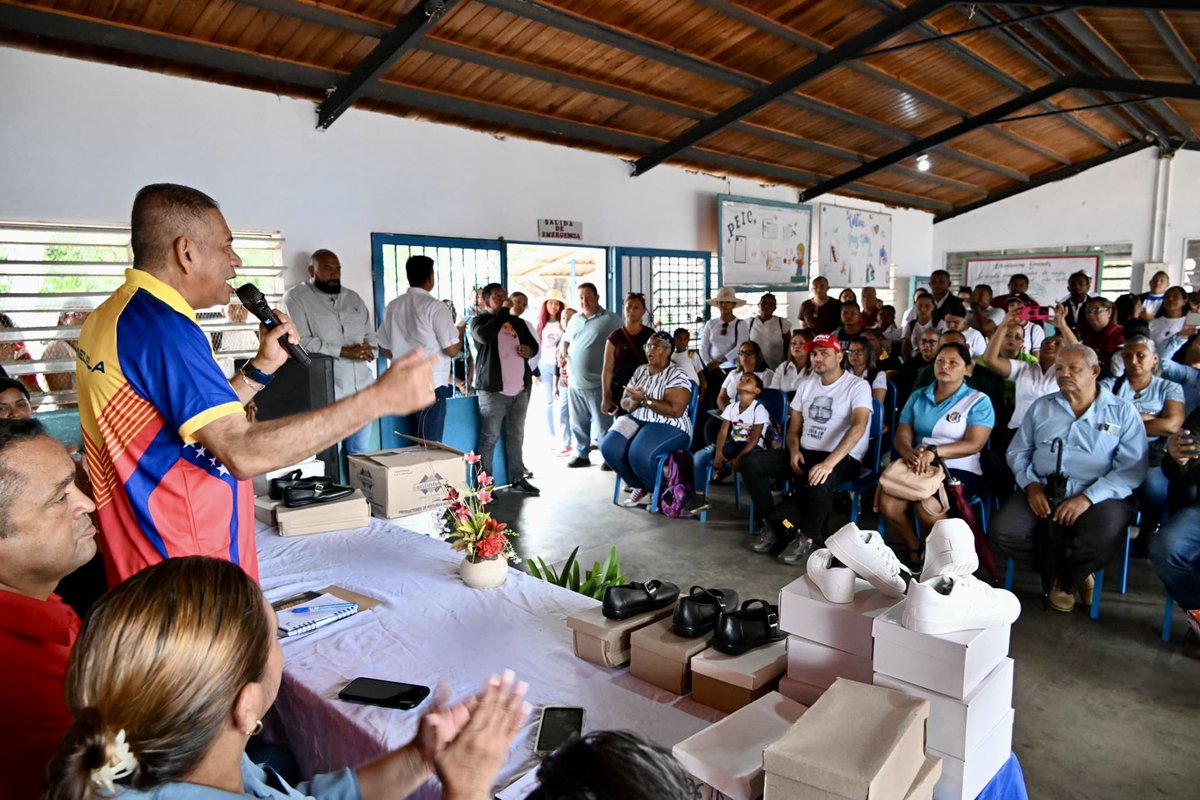 Seguimos en CAICARA!!! 
Atendiendo nuestros niños y niñas de las diferentes instituciones educativas y llevándoles el mensaje de esperanza que les envía  el Presidente <a href="/NicolasMaduro/">Nicolás Maduro</a> porque La Esperanza Está En La Calle . Voluntad y Trabajo para seguir venciendo .