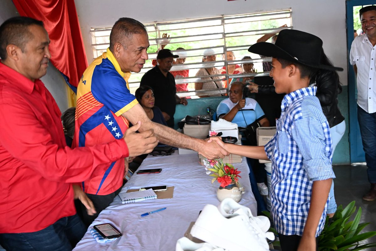 amarcanopsuv's tweet photo. Seguimos en CAICARA!!! 
Atendiendo nuestros niños y niñas de las diferentes instituciones educativas y llevándoles el mensaje de esperanza que les envía  el Presidente @NicolasMaduro porque La Esperanza Está En La Calle . Voluntad y Trabajo para seguir venciendo . https://t.co/tD8WUMiNgM