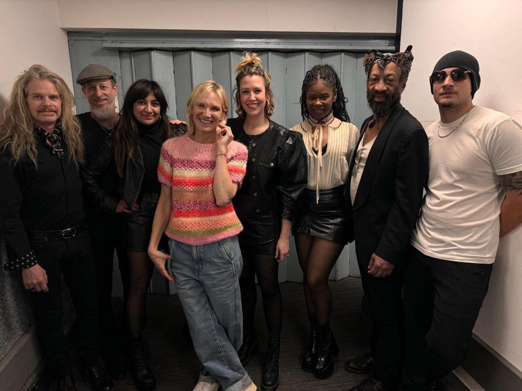 SaySheShe's tweet image. L👀K MUM! We Maidavaled it! 🔮
Beyond delighted to share this LIVE AT BBC MAIDA VALE recording of our Talking Heads cover of 🗣️ Slippery People 🗣️ with you all TODAY! @BBCRadio2 

Available on all the platforms in all the places.

colemine.lnk.to/slipperypeople