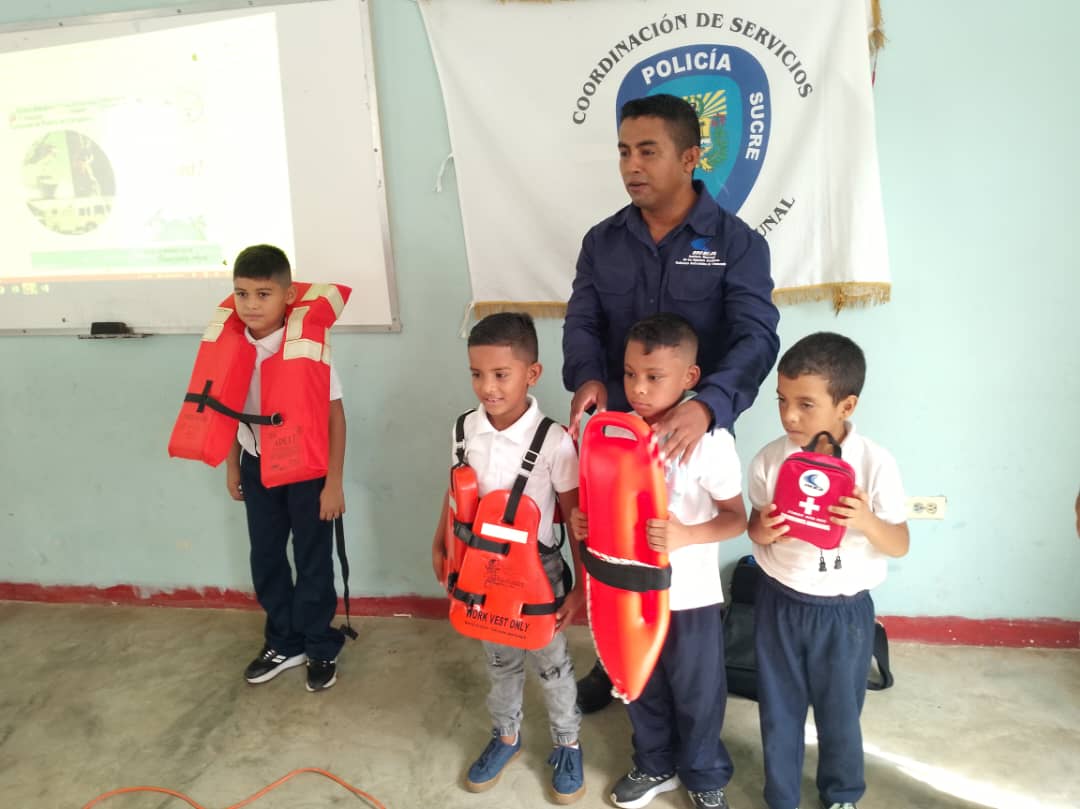 inea_venezuela's tweet photo. #12Jun 🗞️ Trabajadores del #INEA dictaron #Hoy en #Sucre, una charla de seguridad y conciencia ambiental en los espacios acuáticos, a los estudiantes de la Escuela Bolivariana  "Luis Daniel Beaperthuy" ubicada en el sector Las Azucenas de Carúpano. https://t.co/oHBjgswi4P