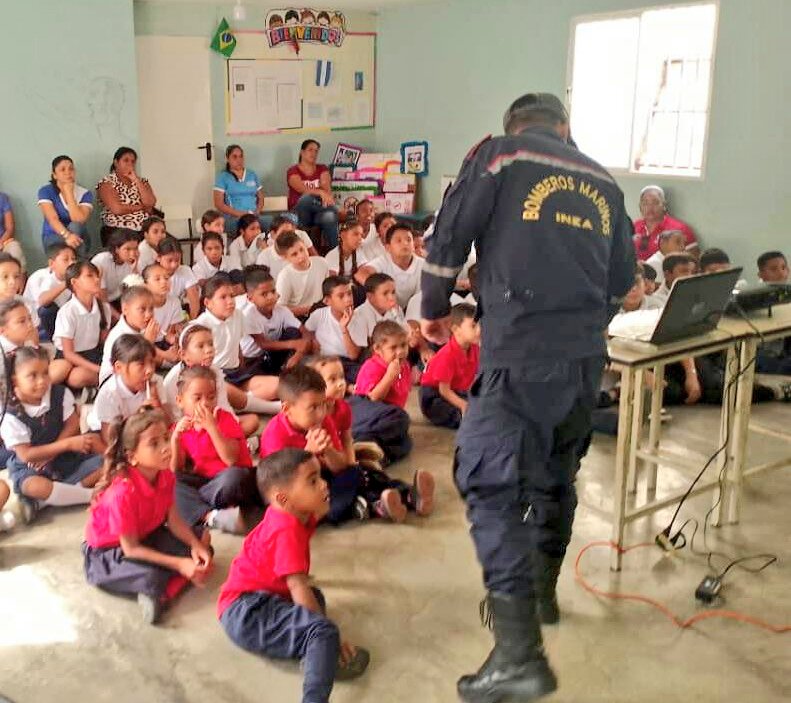 #12Jun 🗞️ Trabajadores del #INEA dictaron #Hoy en #Sucre, una charla de seguridad y conciencia ambiental en los espacios acuáticos, a los estudiantes de la Escuela Bolivariana  "Luis Daniel Beaperthuy" ubicada en el sector Las Azucenas de Carúpano.