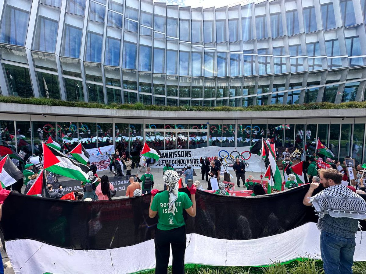 OccupUnilPal's tweet photo. Rassemblement devant le CIO de Lausanne pour exiger le boycott d'Israël aux Jeux Olympiques, comme pour la Russie ! 🇵🇸 Un double standard raciste inacceptable alors que plus de 37'000 palestiniens sont morts à Gaza dans le génocide toujours en cours. https://t.co/zv6jw8njJe