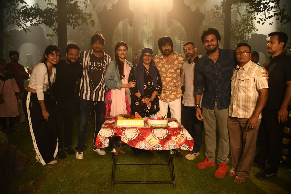 UrsVamsiShekar's tweet photo. Team #MrBachchan celebrated the birthday of #BrindaMaster on the sets ✨

The National Award winning choreographer is composing some killer moves for a crazy duet ❤️‍🔥🤩 

#MassReunion
Mass Maharaaj @RaviTeja_offl  @harish2you @IamJagguBhai @vishwaprasadtg @peoplemediafcy @TSeries @PanoramaMovies @vivekkuchibotla @KumarMangat #BhushanKumar @AbhishekPathakk #BhagyashriBorse @MickeyJMeyer @DoP_Bose @brahmakadali #UjwalKulkarni #KrishanKumar #ShivChananaaa @krkrajuhere