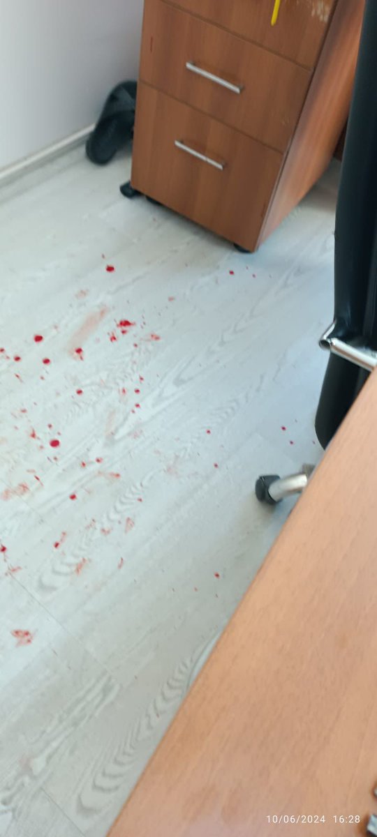 Bu yerde gördüğünüz boya değil KAN KAN!  Bugün  Teiaşta bir mühendis arkadaşımız darp edilmiştir. Şiddete Sesiz kalma 
#MuhendisinKanıYerde <a href="/kaMUhendisleri/">Kamu Mühendisleri Platformu</a> 
#MuhendisTekSen