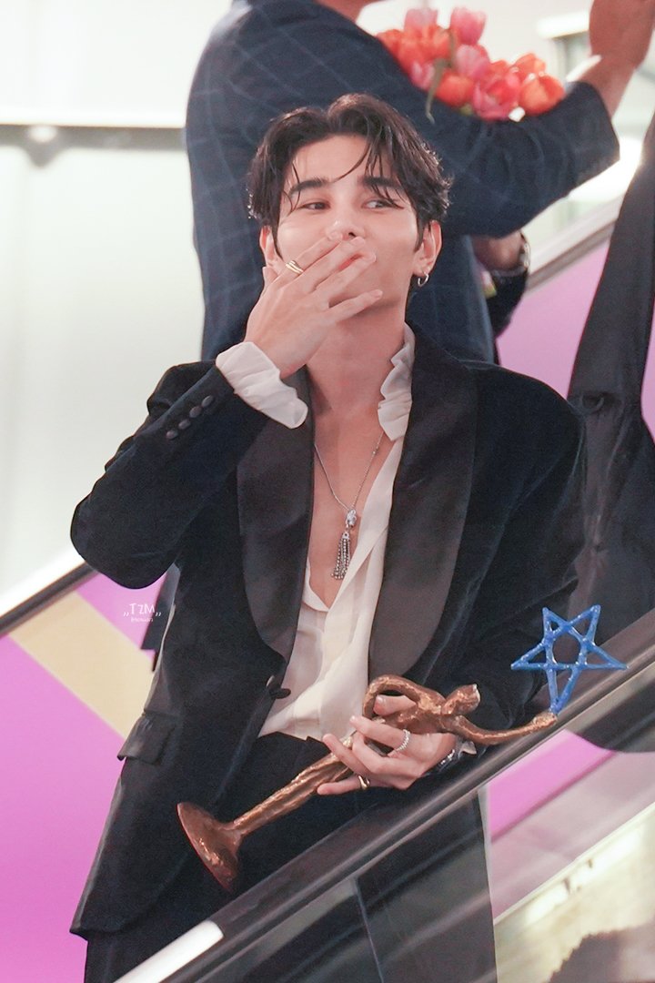 TZM_TooZoneMaew's tweet photo. #9entertainAwards2024xJEFF

เจ้าเสน่ห์✨️

꒰ #JeffSatur #saturdayss  ꒱ https://t.co/D3I2kSFXEg