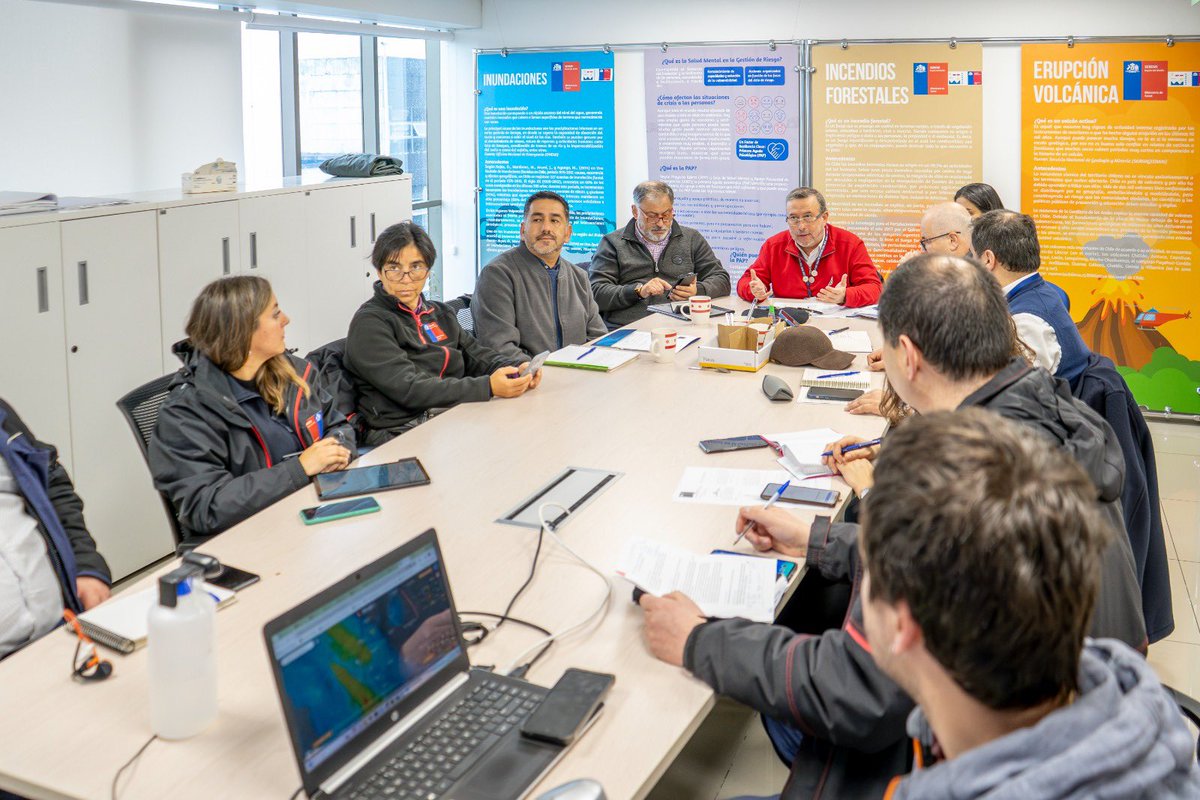 seremisalud8's tweet photo. 🚨Seremi @EduardoBarraJ lideró Comité de Gestión de Riesgos y Desastres (Cogrid), donde participaron jefaturas  de equipos de la autoridad sanitaria y los cuatro servicios de salud de la región, con el objetivo de realizar un catastro de la red asistencial y coordinar acciones 🌧️ https://t.co/DDSNYFkRN5