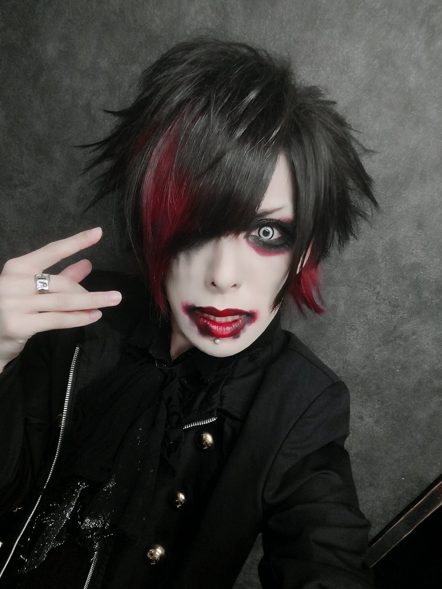 hirosandesu0814's tweet photo. 昔の敵は今の友、お疲れさま。
赤色すごーく昔にも入れた事あるんだけど久々に入れたら気に入ったかもしれない。笑
今日は一緒にステージ立ちたかった人とも出来たし自分のクオリティーには不満なんだけどライヴは本当に楽しかった。
お客さんが暖かくて助けられました。感謝しかないよ。 https://t.co/CLoNSsH8ox