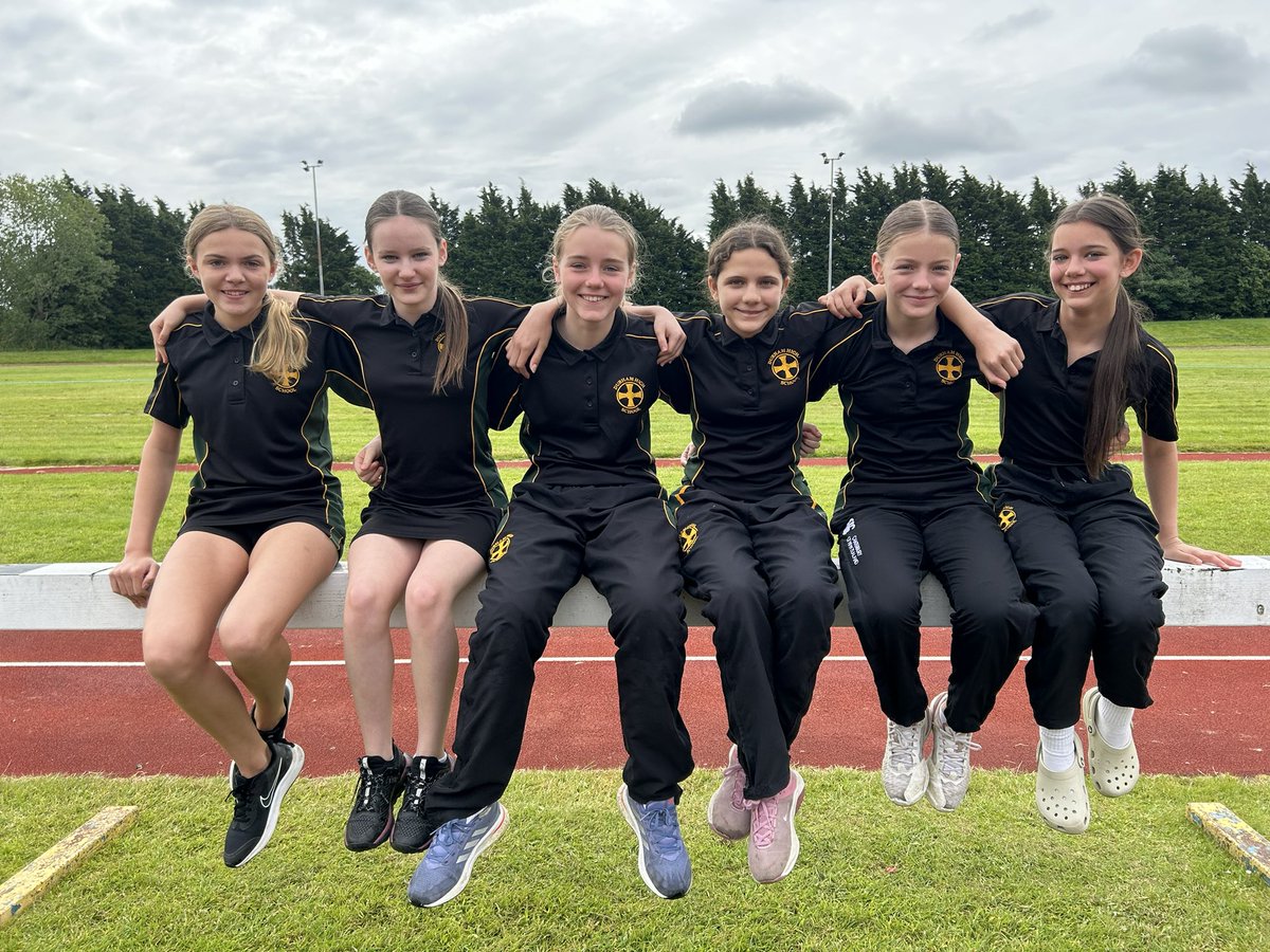DHSfG_Sport's tweet photo. Superb team and individual performances from our Intermediate and Junior Athletics teams at the Tyne and Wear Athletics Champs! Huge congratulations to our Inter team who finished in 2nd place out of 10 schools! 🥈#beyourbest #callingallgirls https://t.co/W7iq04hMvb