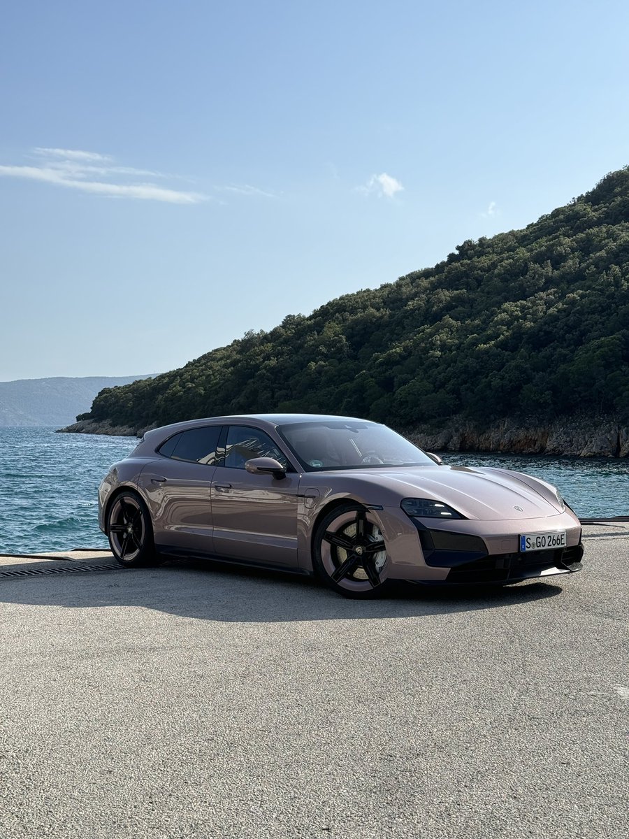blogcarspassion's tweet photo. Un break de 884 ch qui a du style pour 0€ de Malus 

Nouveau Porsche Taycan Turbo Sport Turismo à l’essai 🚀

Un engin ⚡️de 940 NM de couple 
Accélération 0-100 km/h en 2,7s
Vmax : 260 km/h
Autonomie :  603 km

Son prix : à partir de 180 500€ 

#porsche #famille https://t.co/w5HFLJMG1Q
