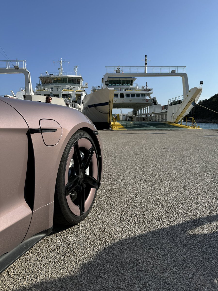 blogcarspassion's tweet photo. Un break de 884 ch qui a du style pour 0€ de Malus 

Nouveau Porsche Taycan Turbo Sport Turismo à l’essai 🚀

Un engin ⚡️de 940 NM de couple 
Accélération 0-100 km/h en 2,7s
Vmax : 260 km/h
Autonomie :  603 km

Son prix : à partir de 180 500€ 

#porsche #famille https://t.co/w5HFLJMG1Q