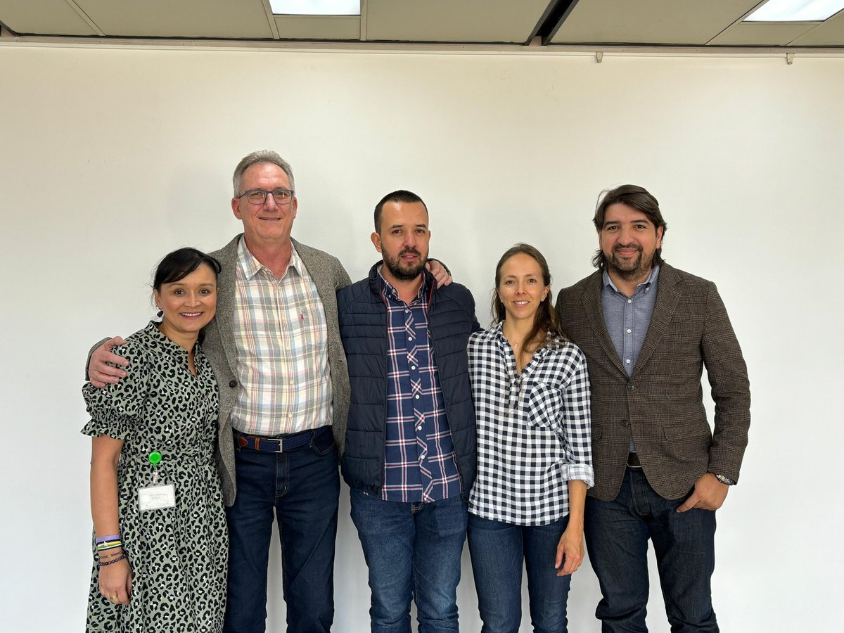 JRoldanJ's tweet photo. Conversamos con la Secretaria Privada de la @GobAntioquia y el gerente de @IndeportesAnt, de cómo buscar camino para promover el parapente como deporte alternativo y atractivo turístico en la región. 

¡Antioquia y su grandeza está lista para volar a lo más alto! 🪂 https://t.co/6qcpjItPgX