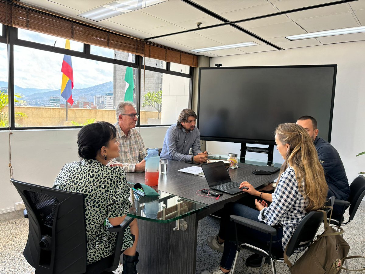 JRoldanJ's tweet photo. Conversamos con la Secretaria Privada de la @GobAntioquia y el gerente de @IndeportesAnt, de cómo buscar camino para promover el parapente como deporte alternativo y atractivo turístico en la región. 

¡Antioquia y su grandeza está lista para volar a lo más alto! 🪂 https://t.co/6qcpjItPgX