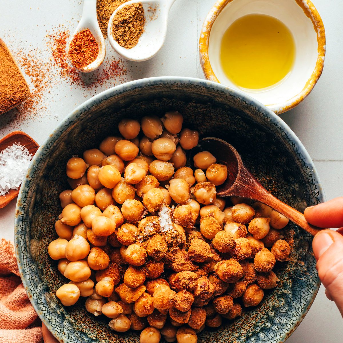 VeganQuickFix's tweet photo. Snack Attack: Crunchy Roasted Chickpeas! ๐๐ฅ Toss chickpeas with olive oil, salt, and your favourite spices. Roast until crispy. Perfect healthy snack! #VeganQuickFix #HealthySnacks #PlantBased https://t.co/GDzMs6AGFf