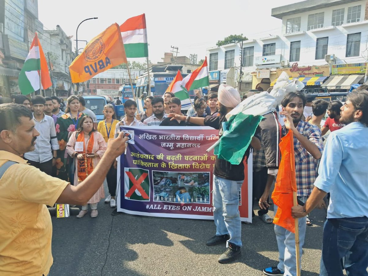 ABVPVoice's tweet photo. जम्मू-कश्मीर में पाकिस्तान प्रायोजित आतंकवादियों द्वारा बढ़ती आतंकी गतिविधियों के विरोध में अभाविप कार्यकर्ताओं ने जम्मू सहित विभिन्न स्थानों पर प्रदर्शन किया। https://t.co/xQSx7RH2ZA