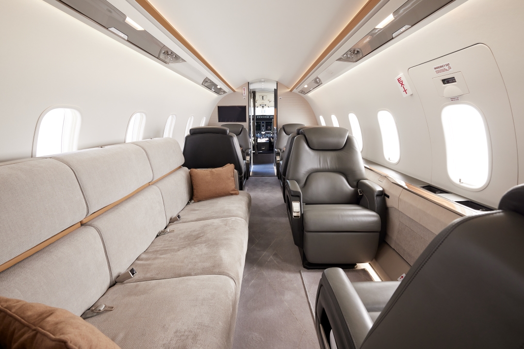 jetaviation's tweet image. With our global charter fleet, anywhere is possible.

Model: Challenger 350
Seating: 9 passengers
Range: 3,200 nm | 5,926 km
Speed: 540 kts | 1000 km/h
Endurance: 5:92 h

Make an enquiry today ow.ly/Phhs50Sh97r

#Aviation #BusinessAviation #FlyCharter #CharterWednesday