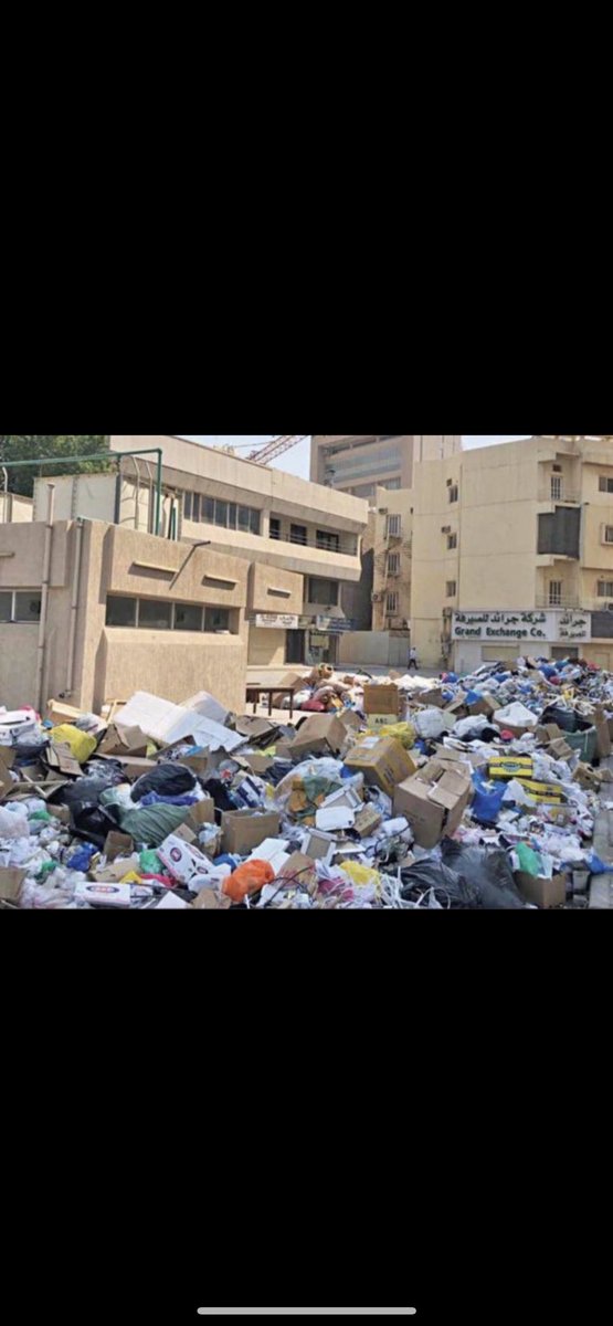 F_almryki's tweet photo. #حريق_المنقف مدير عام البلديه السابق ومدير عام البلديه الحالي وقوه الإطفاء وكل من رخص ووقع على مثل هاذي التجاوزات هم مسؤولين عما نحن فيه من أزمة في ظل تقصير كبير في المتابعة والفساد الكبير الحاصل في اروقه بلديه الكويت والفاجعه  اليوم في منطقه المنقف ممكن ان تتكرر في منطقه جليب الشيوخ غدآ
