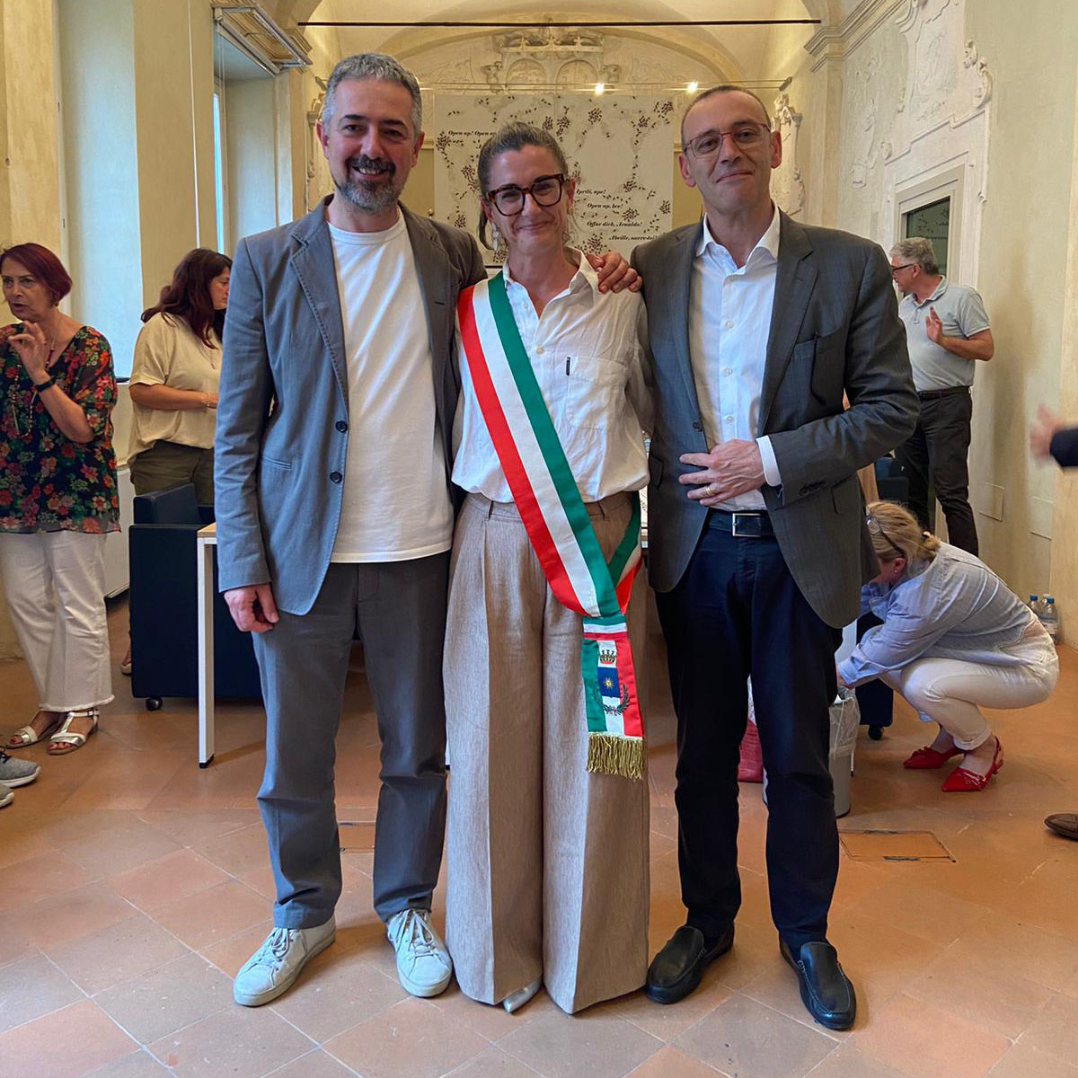 CSoliera's tweet photo. 𝐂𝐀𝐓𝐄𝐑𝐈𝐍𝐀 𝐁𝐀𝐆𝐍𝐈 𝐞̀ 𝐢𝐥 𝐧𝐮𝐨𝐯𝐨 𝐬𝐢𝐧𝐝𝐚𝐜𝐨 𝐝𝐢 𝐒𝐨𝐥𝐢𝐞𝐫𝐚
La proclamazione è avvenuta oggi nella sala consiliare del Castello Campori.
Con la prima cittadina il sindaco uscente 𝐑𝐨𝐛𝐞𝐫𝐭𝐨 𝐒𝐨𝐥𝐨𝐦𝐢𝐭𝐚 e l'ex sindaco 𝐆𝐢𝐮𝐬𝐞𝐩𝐩𝐞 𝐒𝐜𝐡𝐞𝐧𝐚. https://t.co/9oZ47A4nUl