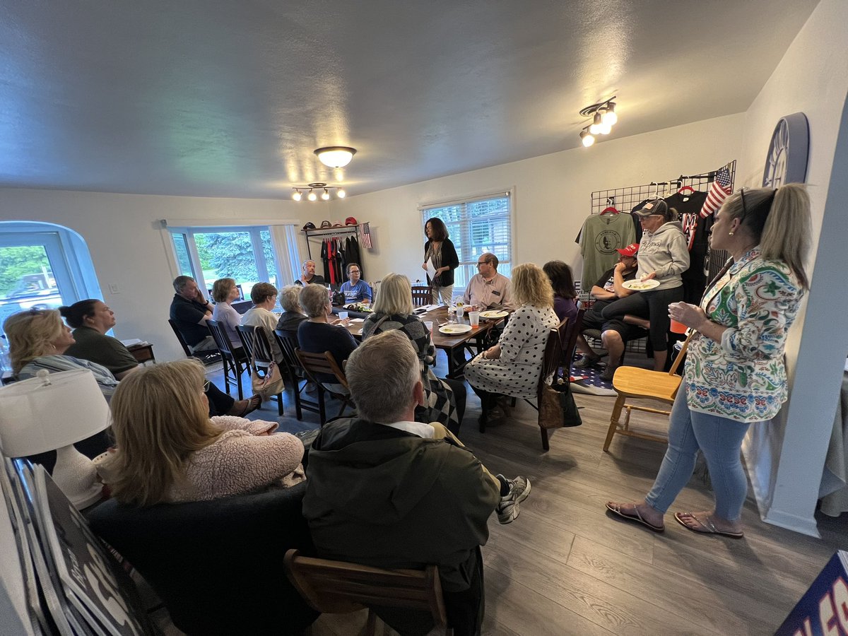RyanVaz32's tweet photo. The headquarters in @GOPKenosha was packed last night with volunteers! Kenosha is prepared to #BeatBiden with neighborhood captains all over the city!

@WisGOP 
#Commit2Win https://t.co/Jh5ztN0RrV
