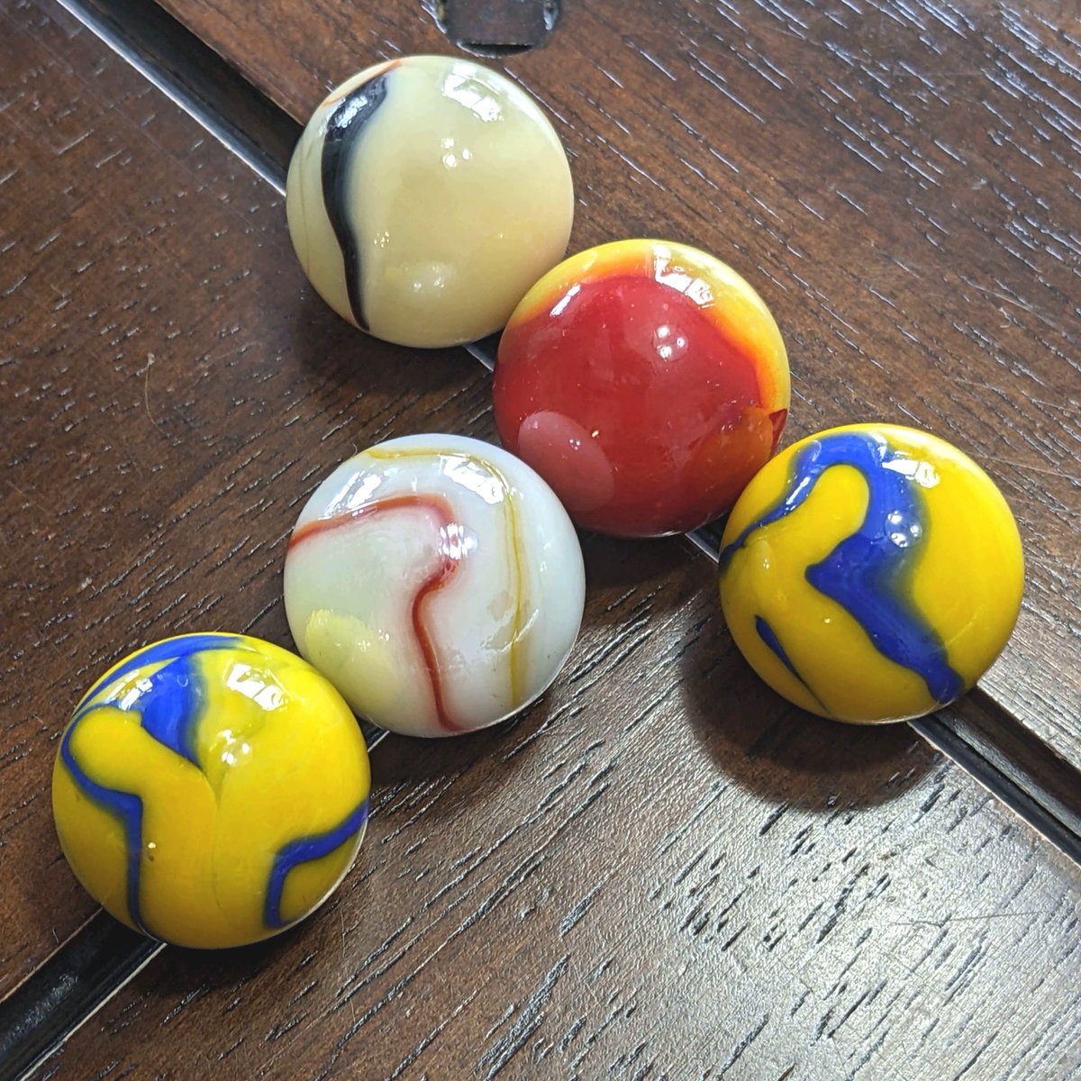 collectingly's tweet image. Explore a collection of 5 vibrant, larger MARBLES with a 23mm size. Get your hands on this colorful MARBLE lot now! #Marbles #ColorfulFun buff.ly/3VohcBb