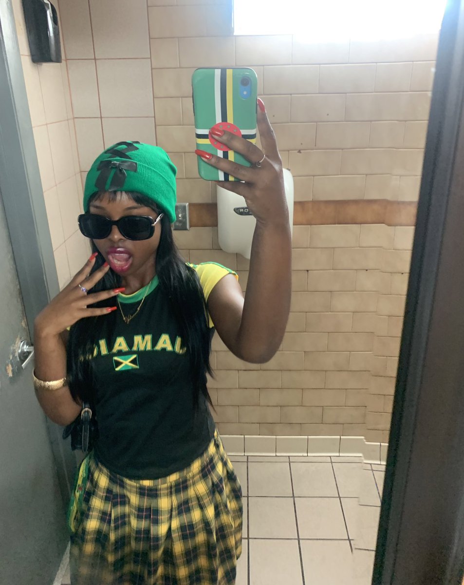 numba1starrr's tweet image. hand sewn bow beaniez by me | available now in all colors 💋𖦹°‧★