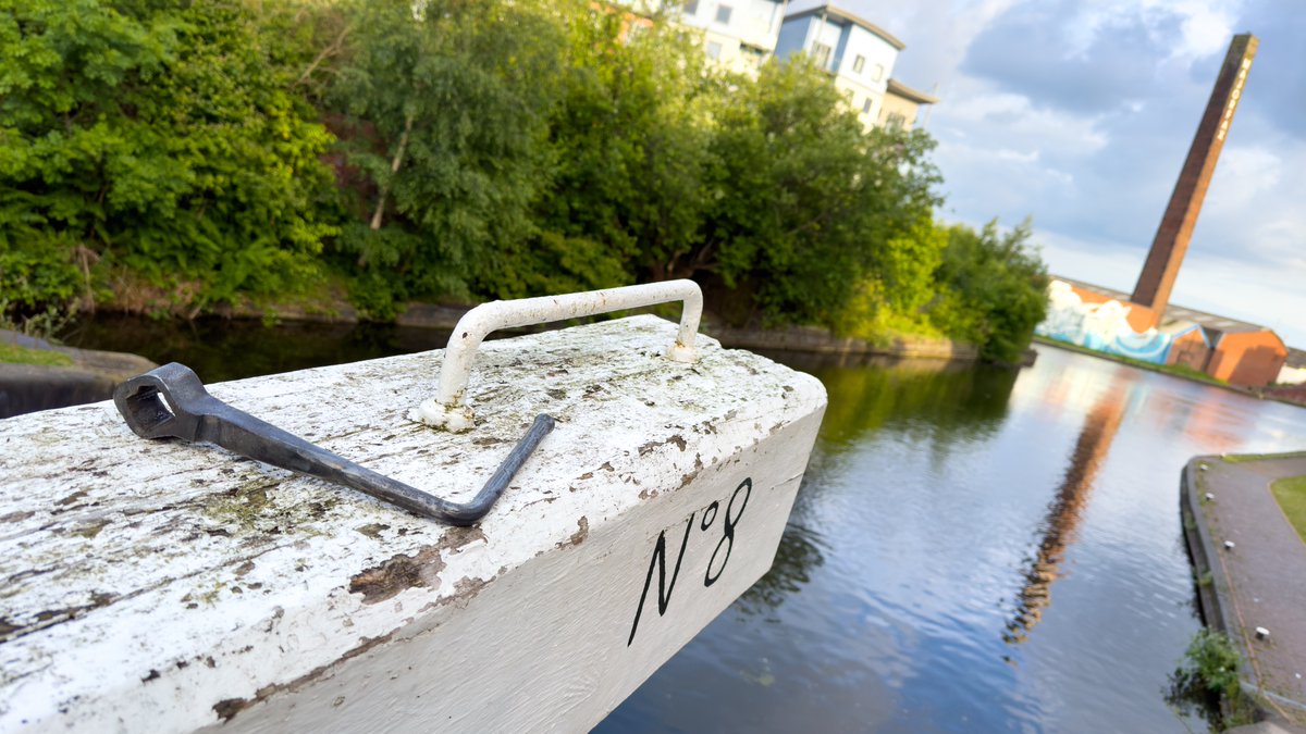 stevebates's tweet photo. Last night I finally got to use our #handmade #windlass by #MurrayHolmes on the #WalsallCanal. Keeping it snug and secure in my belt holder from @CruisingCrafts #BoatsThatTweet #KeepCanalsAlive #LifesBetterByWater #FundBritainsWaterways #HandCrafted https://t.co/Jj26UAfIR1 https://t.co/Mfkd27OIA9