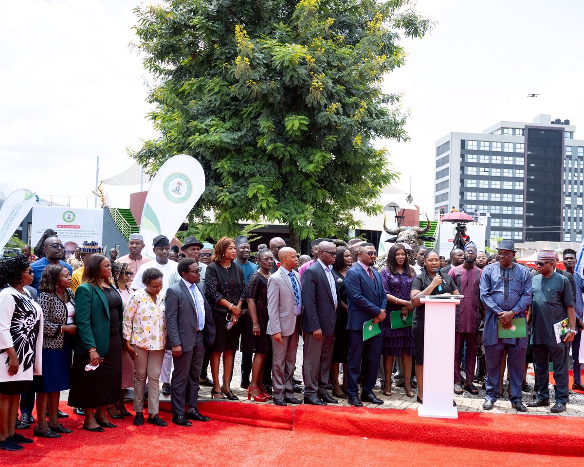 HOS_Edo's tweet photo. Happy Democracy Day Nigeria! 🎉

And congratulations to Edo State Civil and Public Servants as we officially commission the State Secretariat. 

We are confident that a good and comfortable workplace environment will aid our efficiency and effectiveness in service delivery. https://t.co/eOEKSzrALo