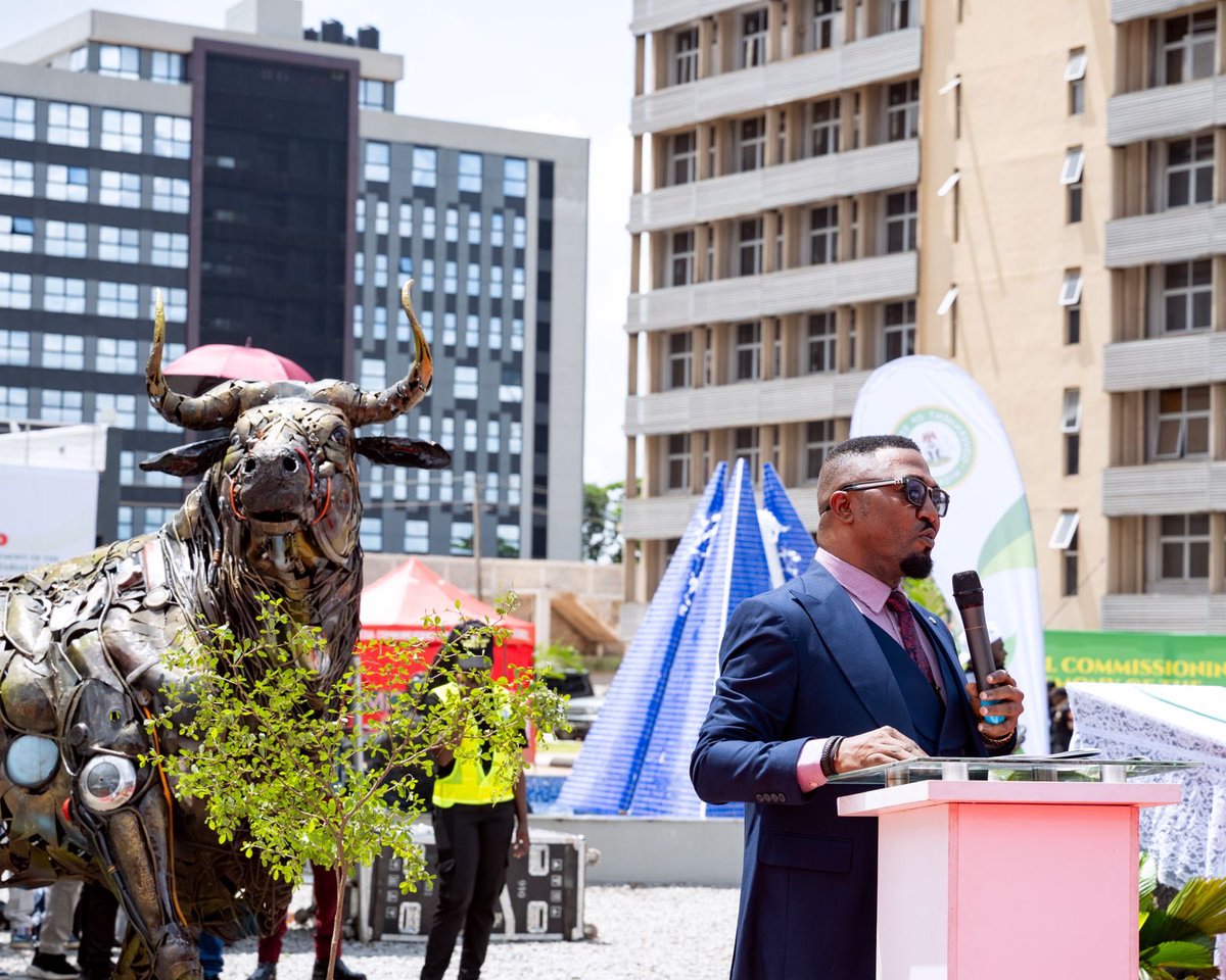 HOS_Edo's tweet photo. Happy Democracy Day Nigeria! 🎉

And congratulations to Edo State Civil and Public Servants as we officially commission the State Secretariat. 

We are confident that a good and comfortable workplace environment will aid our efficiency and effectiveness in service delivery. https://t.co/eOEKSzrALo