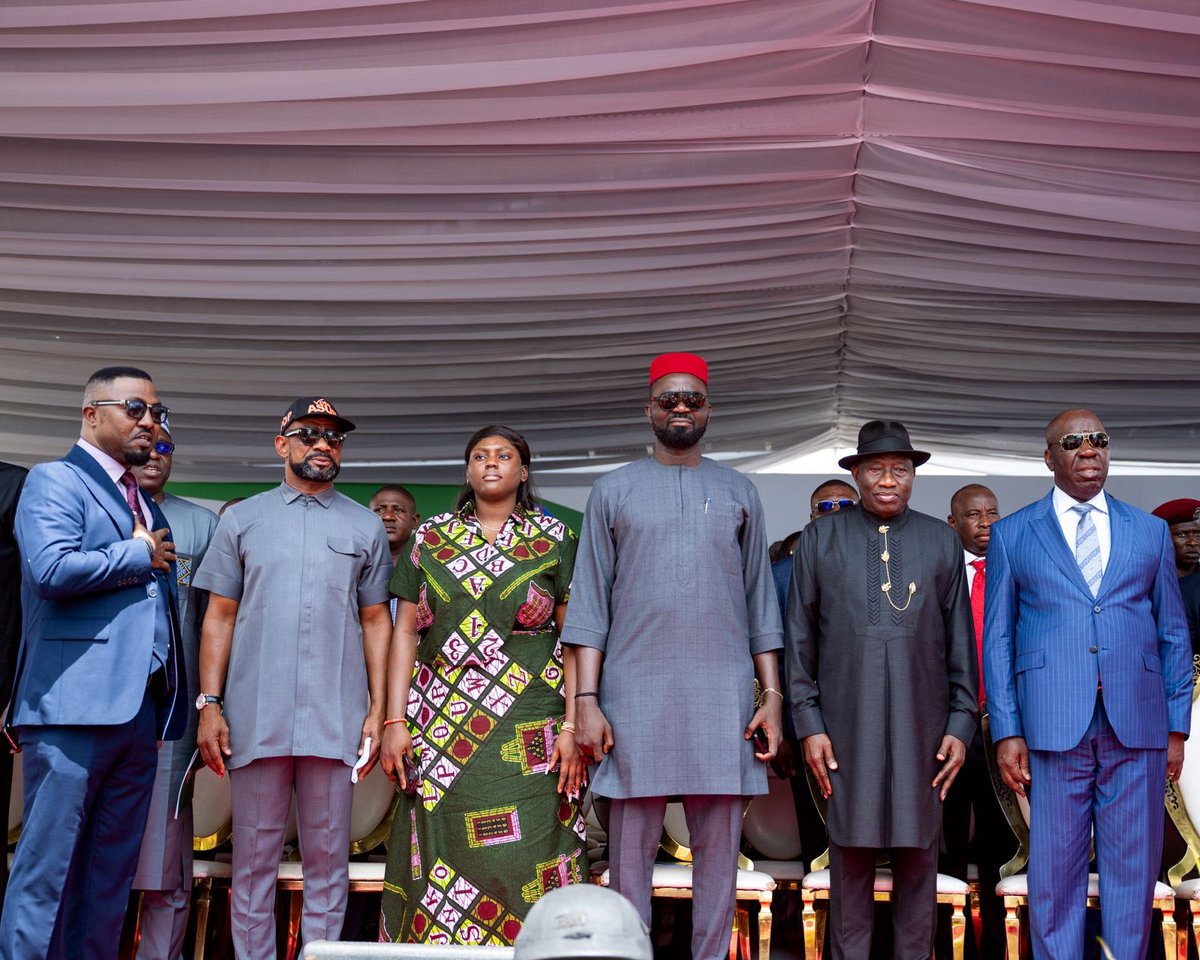 HOS_Edo's tweet photo. Happy Democracy Day Nigeria! 🎉

And congratulations to Edo State Civil and Public Servants as we officially commission the State Secretariat. 

We are confident that a good and comfortable workplace environment will aid our efficiency and effectiveness in service delivery. https://t.co/eOEKSzrALo
