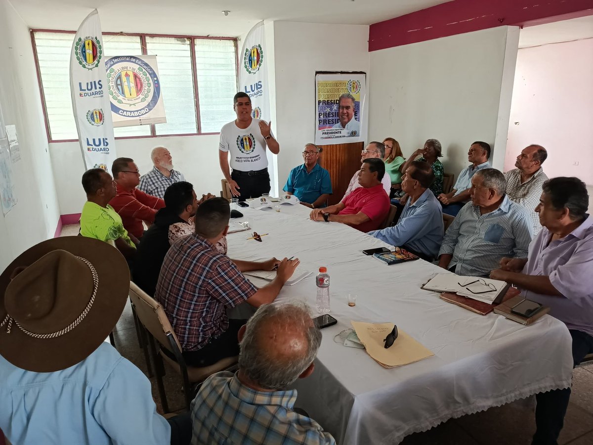 ADVenezuelaa's tweet photo. El Comité Ejecutivo Seccional Carabobo @adsecgral_cbobo, realizó encuentro con el Secretario Nacional de Educación @luisrmarinv, donde se plantearon líneas de acción para el fortalecimiento de la maquinaria electoral de cara a las elecciones presidenciales. https://t.co/H1qAQ6Rift