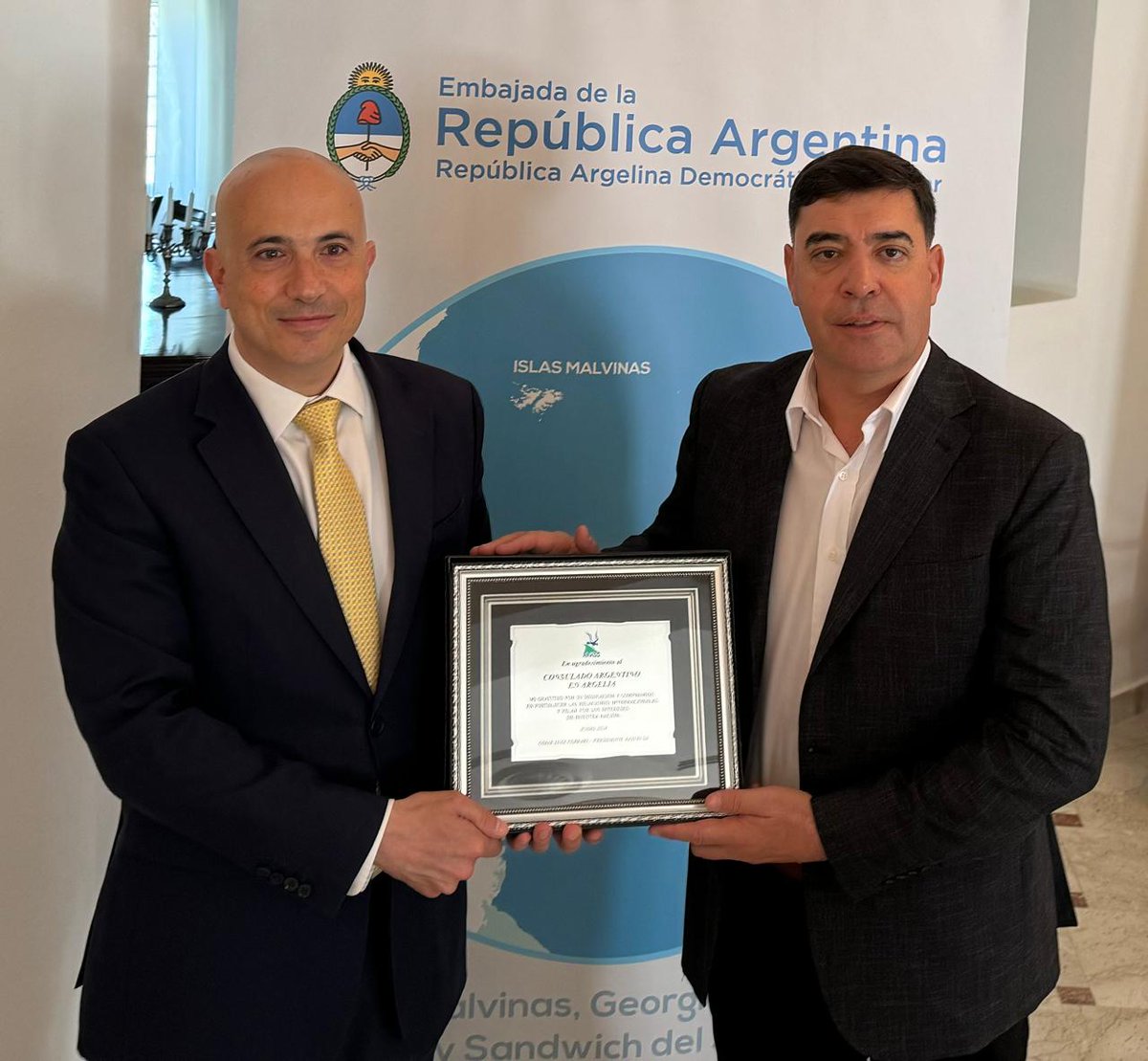 ARGenArgelia's tweet photo. El Embajador @AtilioBerardi y funcionario a cargo de la sección comercial recibieron en la Embajada al CEO de la empresa argentina AAXOD Servicios Aéreos Omar Díaz Ferrari @OmarDiazFerrari, acompañado de dos de sus gerentes de operaciones en Argel. https://t.co/kXjxu4PsVD