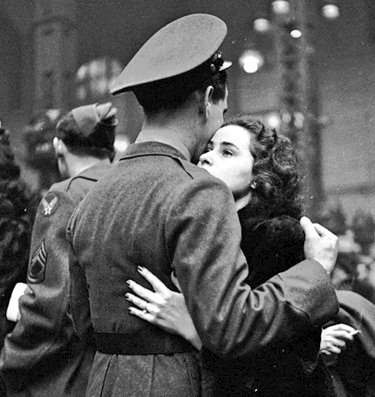 CarmelaCusmai's tweet photo. "Le fotografie possono raggiungere l'eternità attraverso il momento."
Henri Cartier Bresson
#Fotogrammi a #CasaLettori @CasaLettori
©Alfred Eisenstaedt https://t.co/DbBp8bDKbb